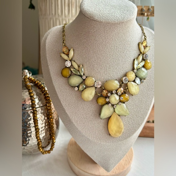 🌟BUY 1 GET 1 FREE🌟 Green Statement Necklace - Picture 2 of 3